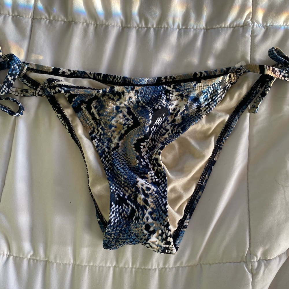 NWOT Shade & Shore low-rise Blue Bikini Bottom Size M